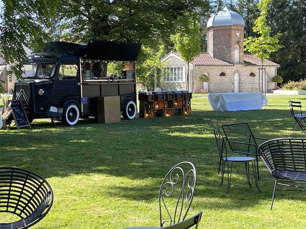 Ambiance place du village guinguette chic DJ